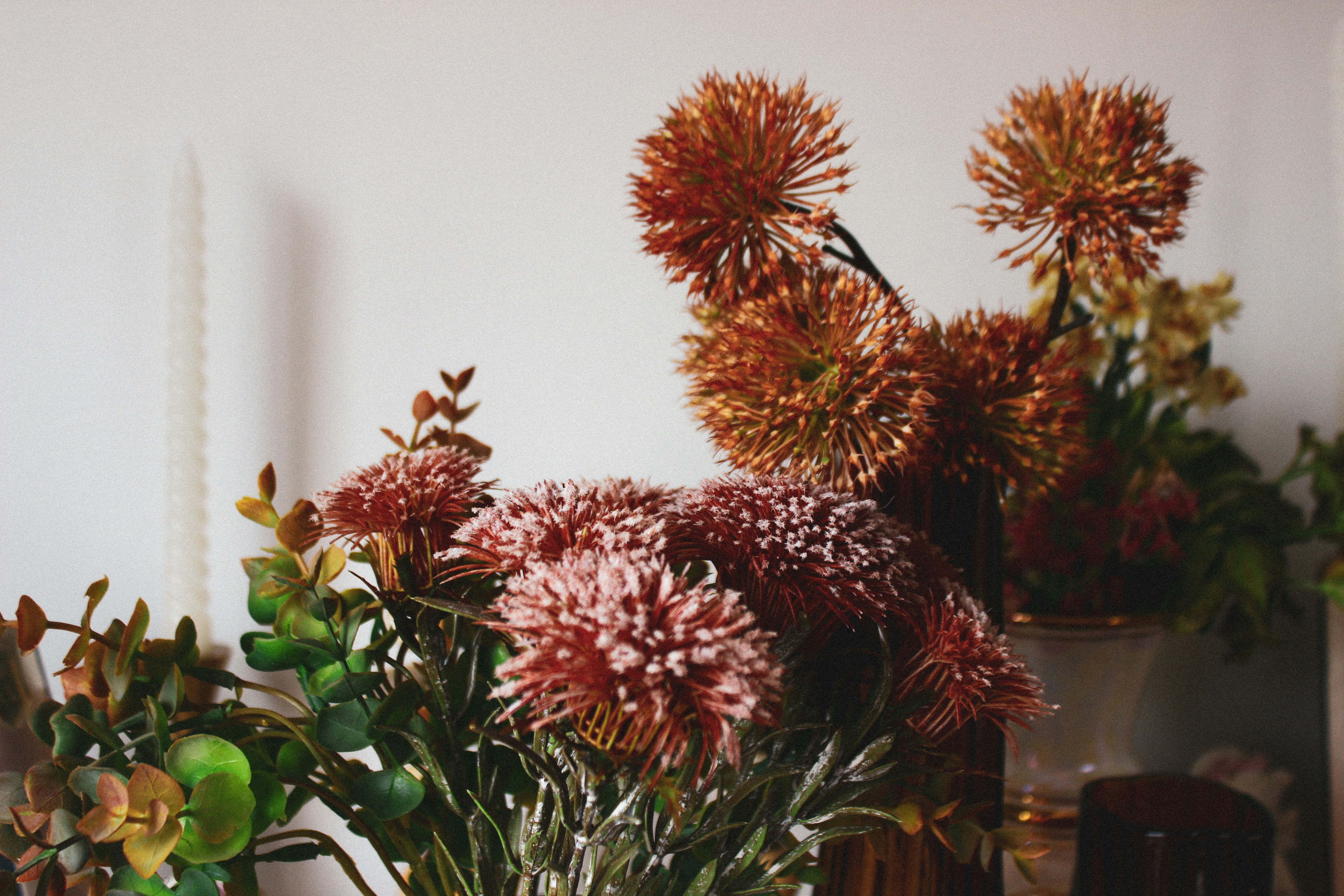 Droogbloemen-look arrangement in warme tinten