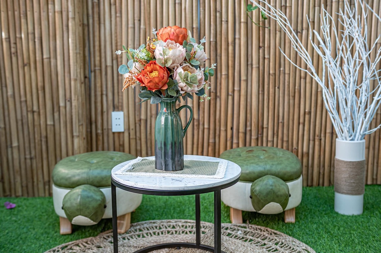 Kunstbloemen op een tafel in een interieur