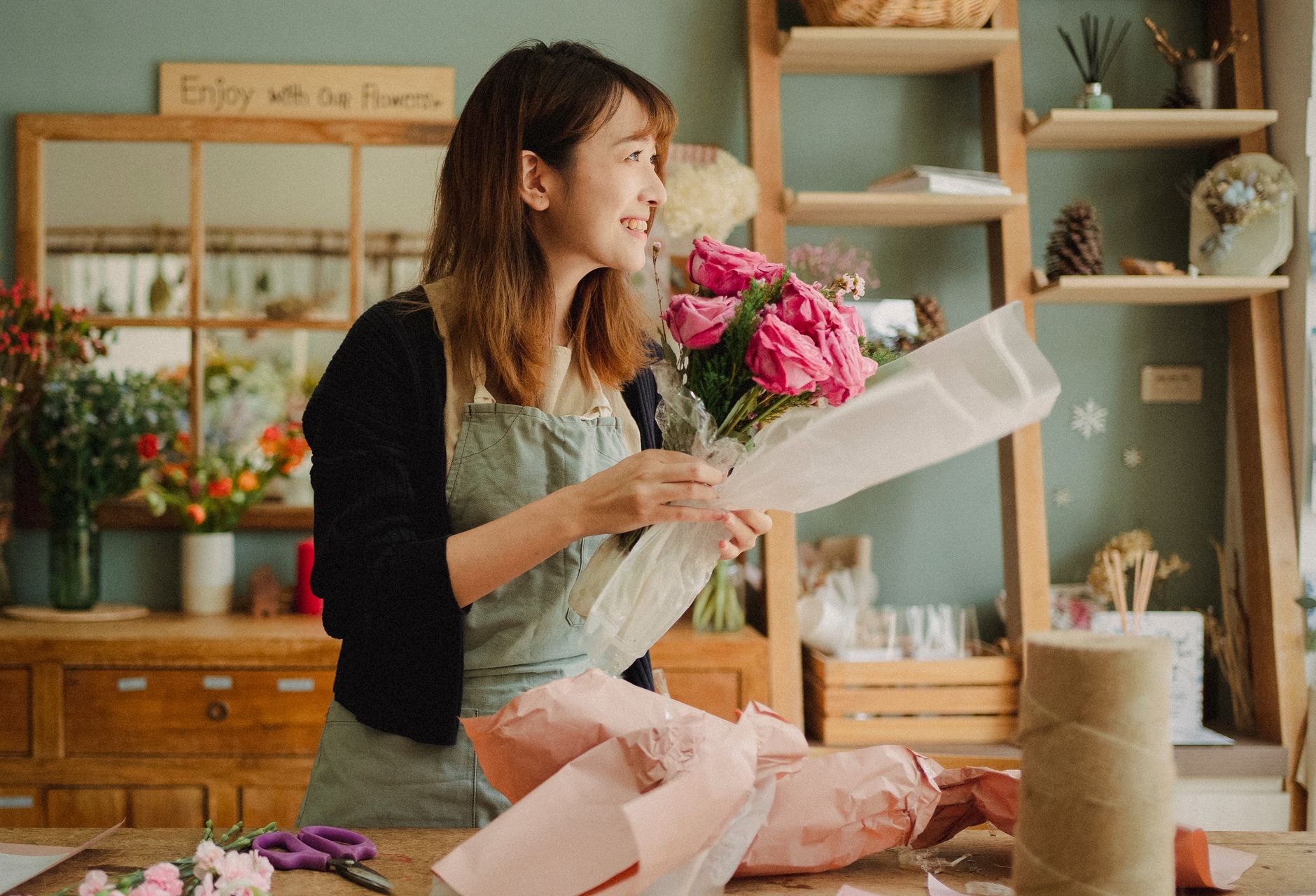 Florist maakt een boeket in de werkplaats